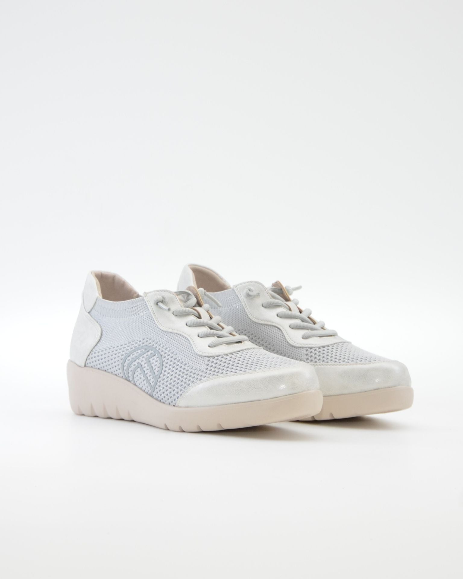 ZAPATO DE CORTE DEPORTIVO MUJER CON CUÑA Y CORDON ELASTICO TREINTAS L4569 PLATA