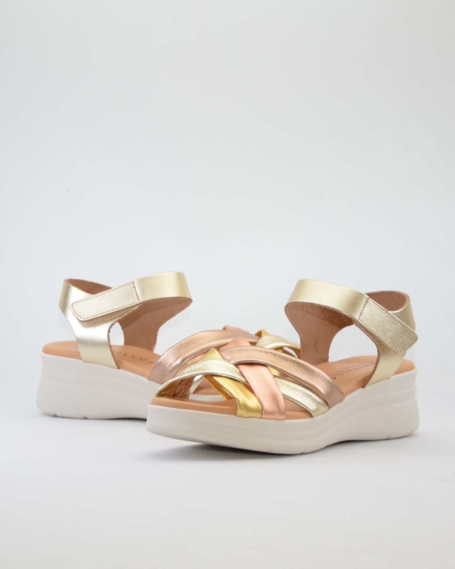 SANDALIA CUÑA METALIZADA TUBULAR PLANTA ACOLCHADA PITILLOS 11290 ORO