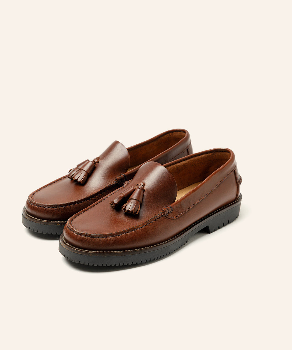 MOCASIN COSIDO A MANO COLOR MARRON SEAHORSE BORLAS PISO APACHE GOMA