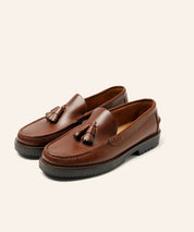 MOCASIN COSIDO A MANO COLOR MARRON SEAHORSE BORLAS PISO APACHE GOMA
