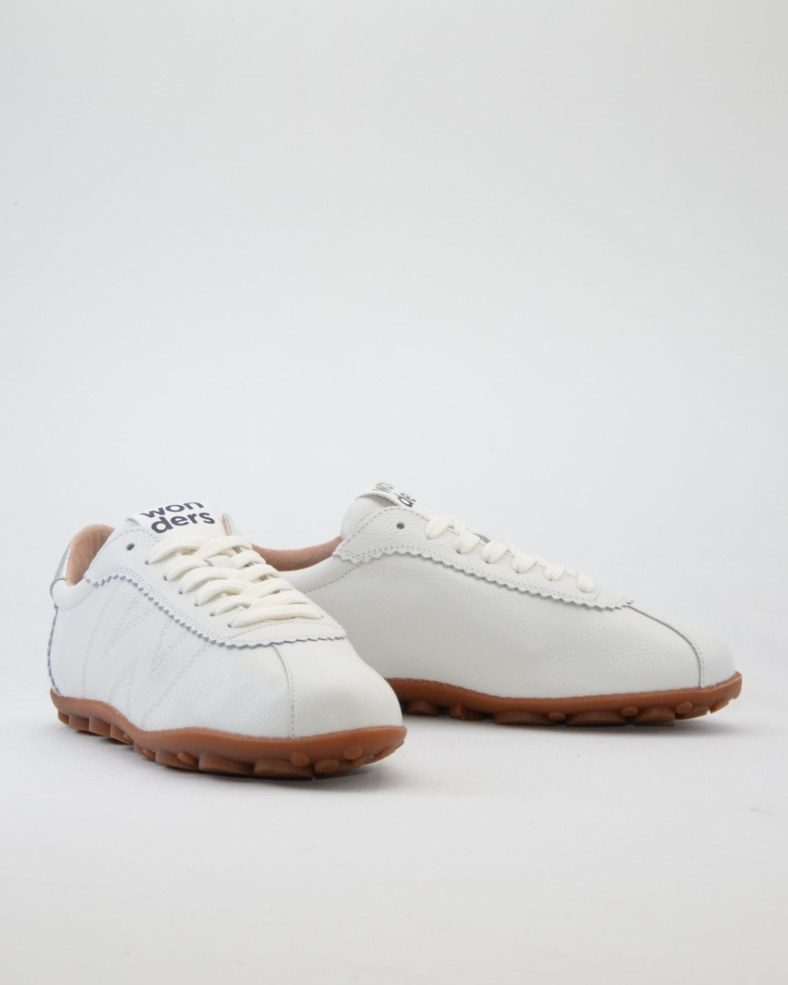 ZAPATO MUJER WONDERS CON CORDONES COLOR BLANCO PLATA AP-2102
