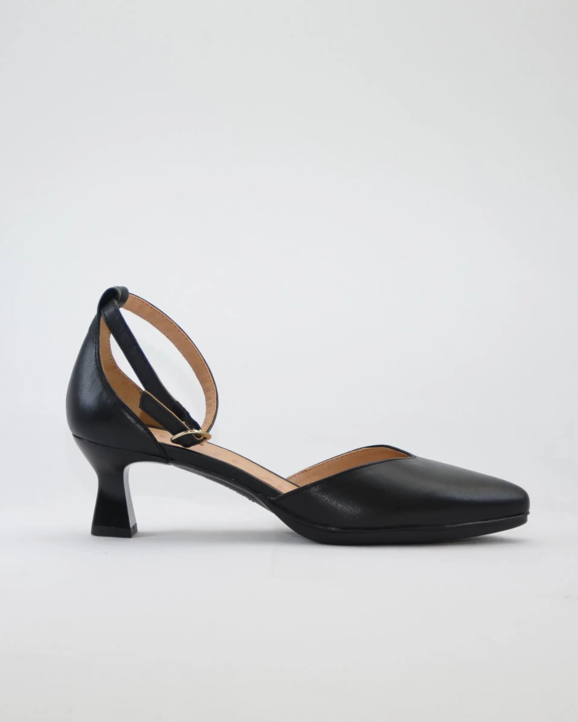 ZAPATO VESTIR MUJER PUNTERA Y TALON CERRADO CON PULSERA COLOR NEGRO DESIREE MACA 3