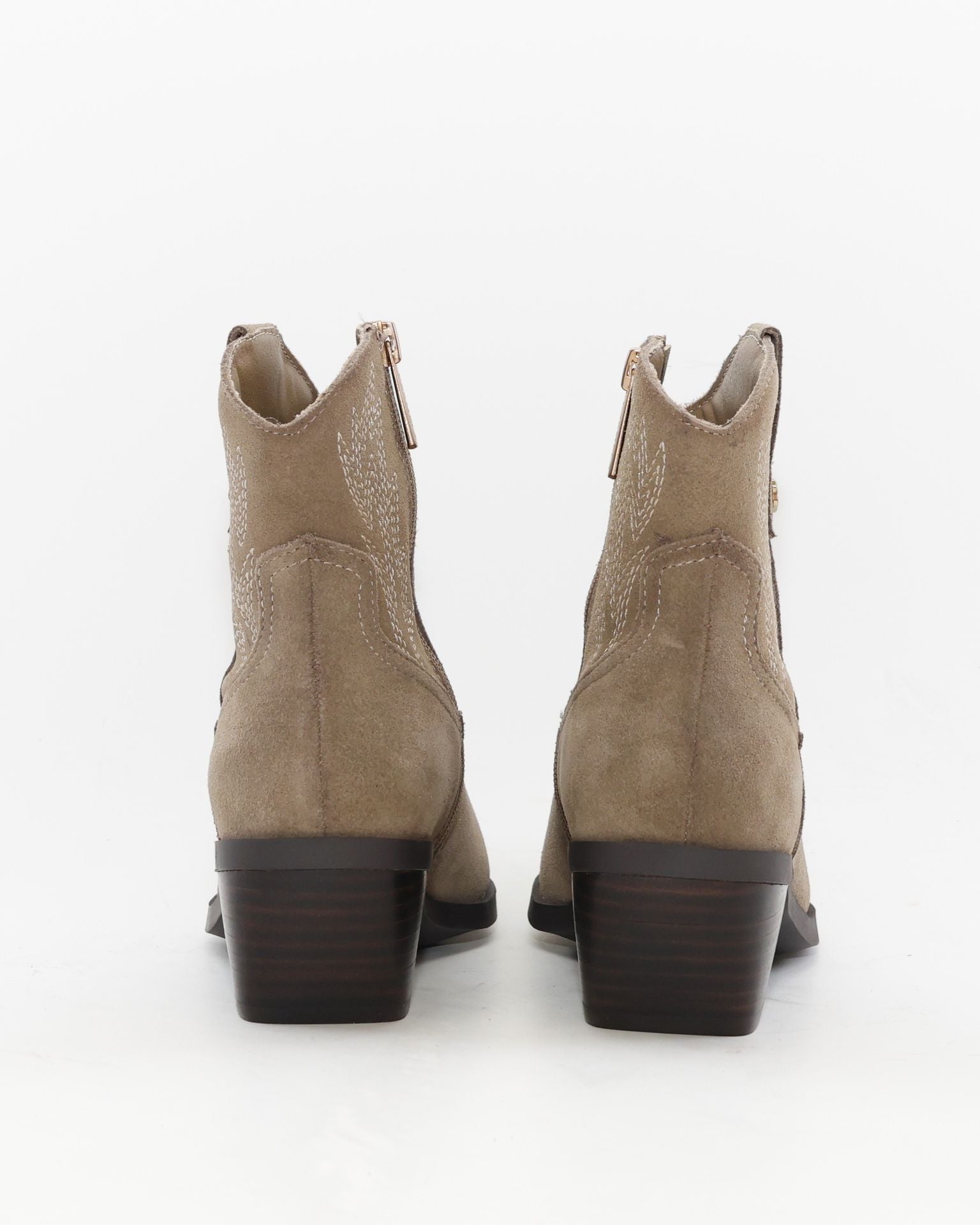 BOTIN MUJER COWBOY SERRAJE TAUPE CON BORDADO CARMELA 164390