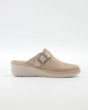 ZAPATILLA MUJER CUÑA BEIGE CON PLANTILLA EXTRAIBLE CERRADA DE LA PUNTERA CON HEBILLA  J.ORTEGA 4031 A