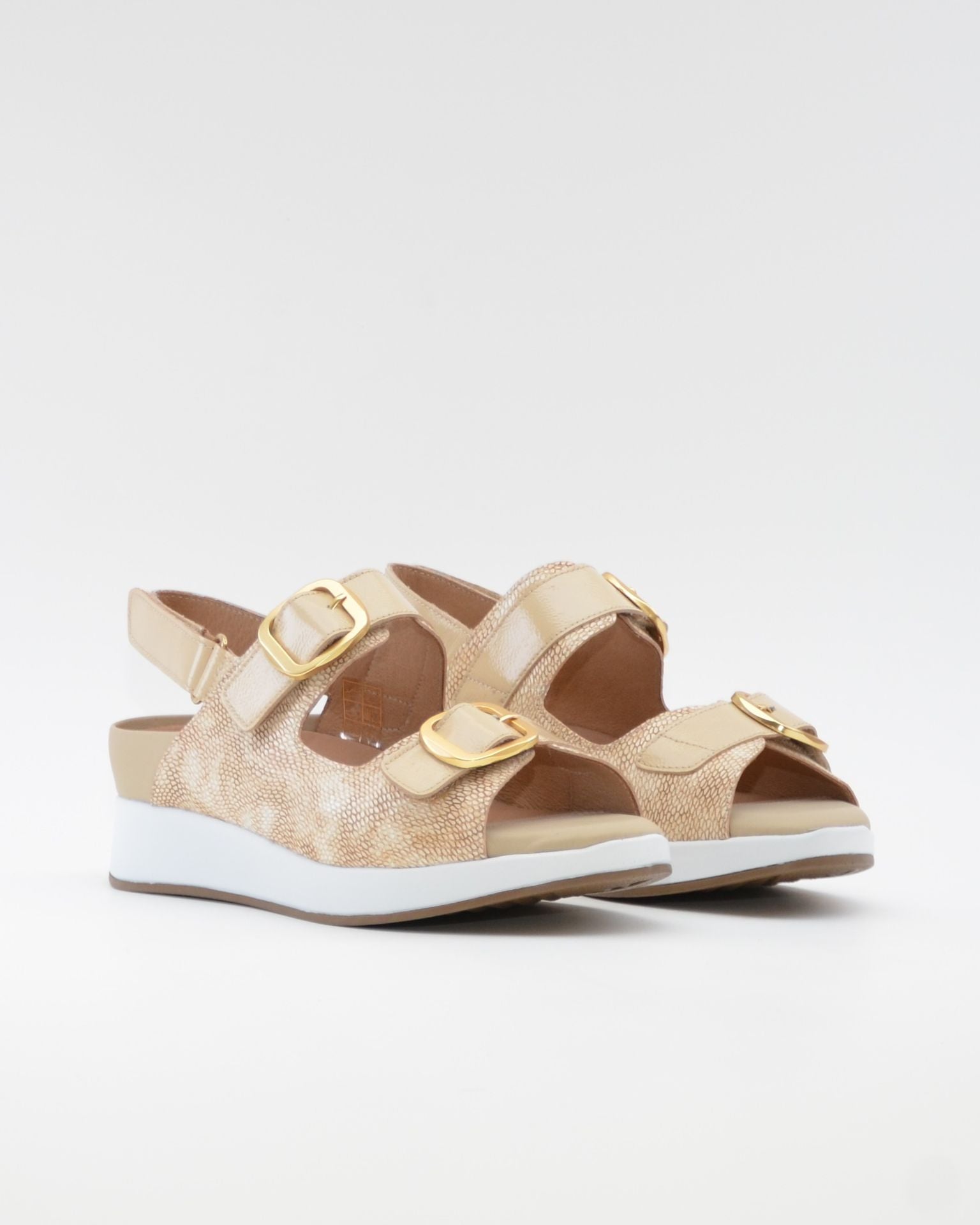 SANDALIA DOS HEBILLAS PLANTILLA EXTRAIBLE MUJER CIERRE TRES VELCROS ANCHO ESPECIAL COLOR BEIGE PIE SANTO 260427