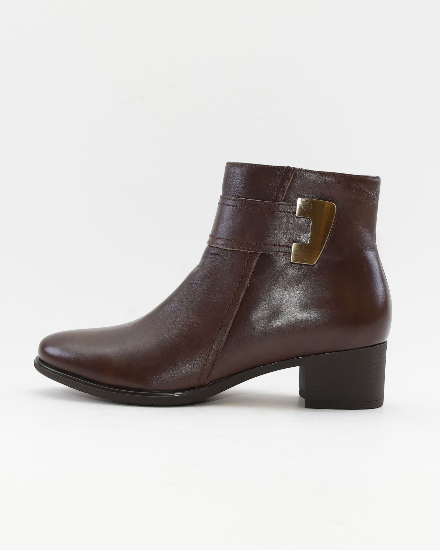 BOTIN MUJER TACON BAJO COLOR MARRON ADORNO METALICO Y CREMALLERA TREINTAS 4619
