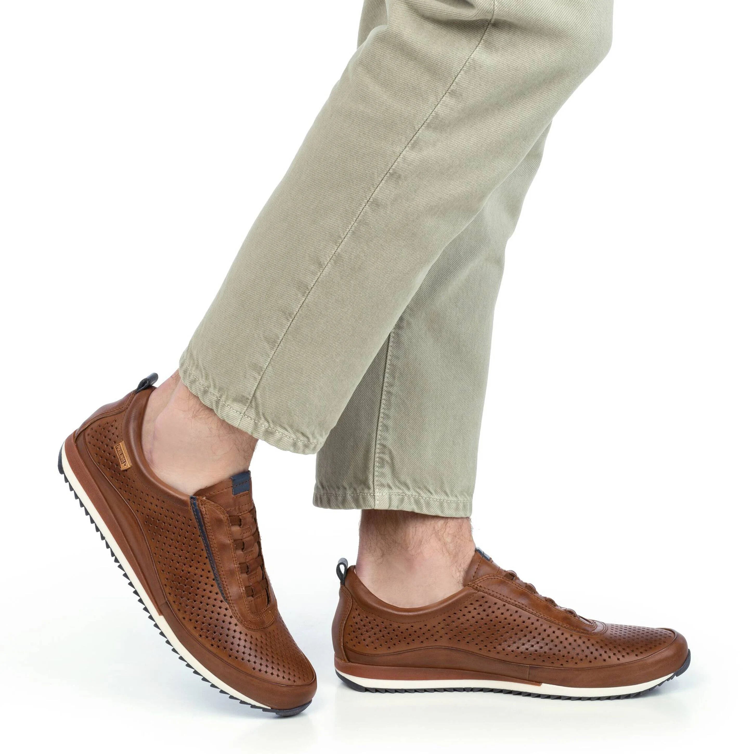 ZAPATO HOMBRE CALADO CON ELÁSTICOS COLOR CUERO PIKOLINOS M2A-6252