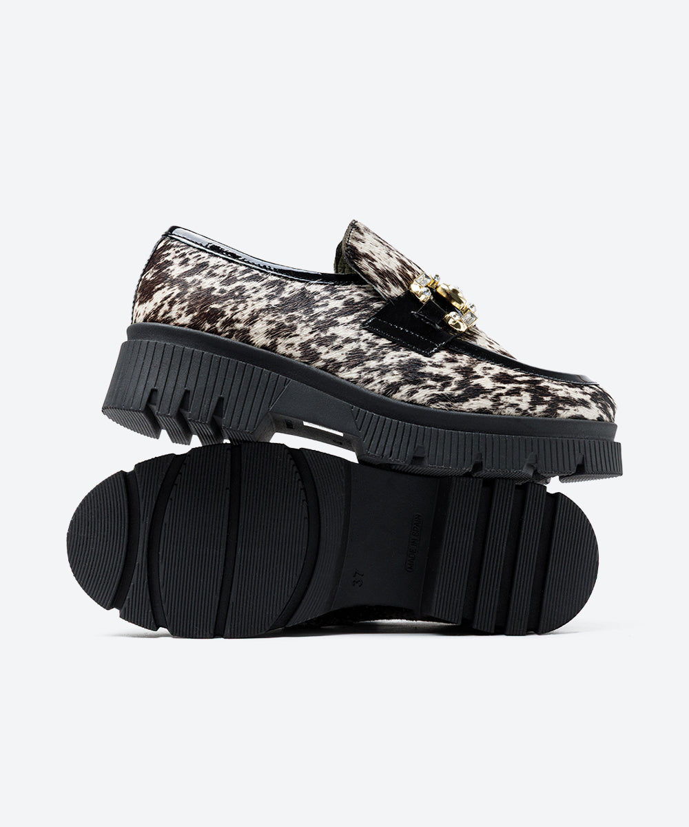 MOCASIN MUJER ANIMAL PRINT ADORNO BRILLO LACOMBA COSMOS