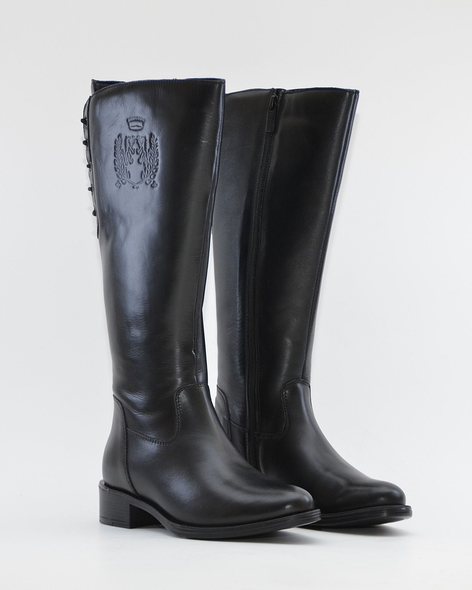 BOTA PLANA MUJER NEGRA CON APERTURA AJUSTABLE EN EL GEMELO CARMELA 164010