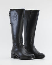 BOTA PLANA MUJER NEGRA CON APERTURA AJUSTABLE EN EL GEMELO CARMELA 164010