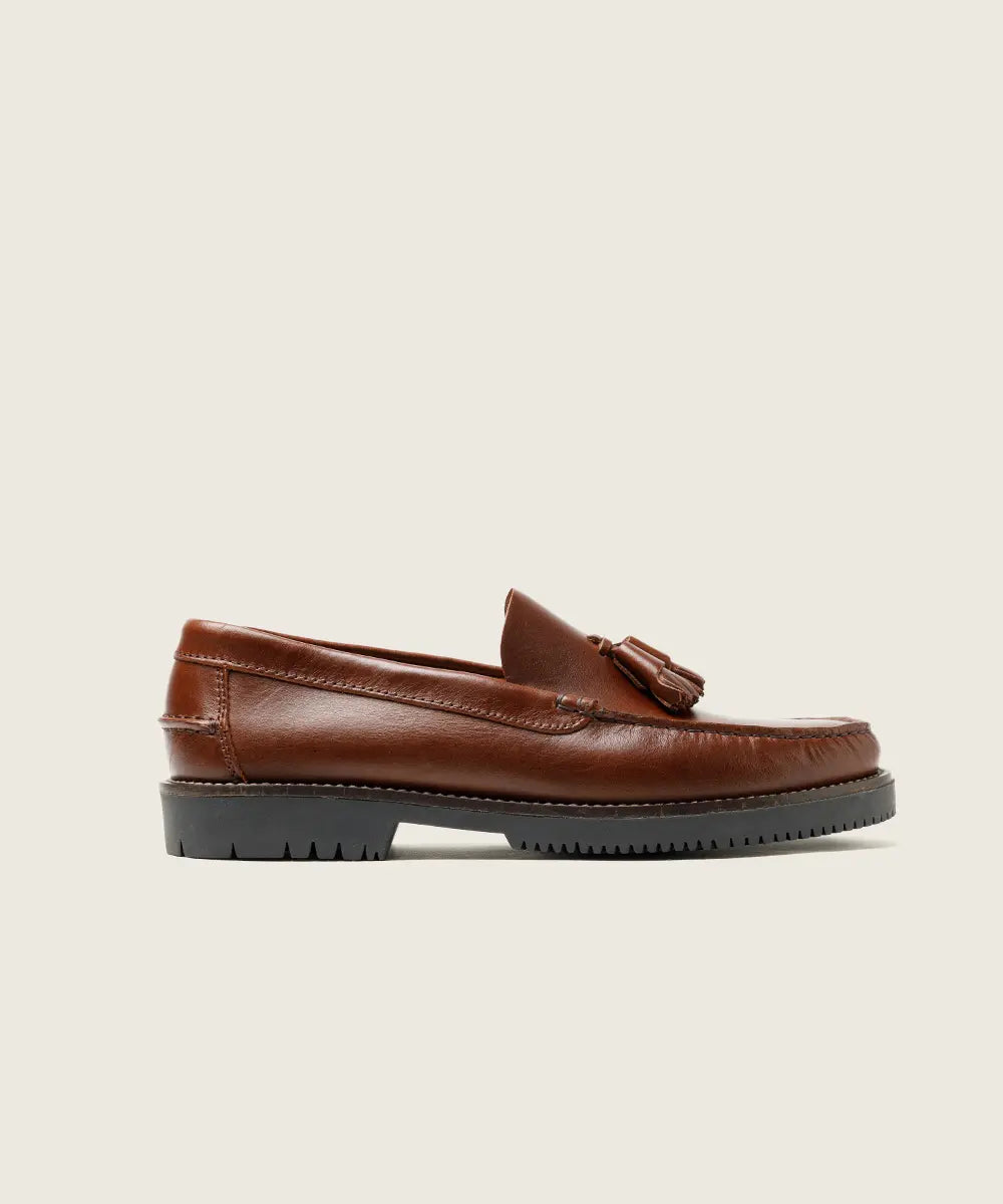 MOCASIN COSIDO A MANO COLOR MARRON SEAHORSE BORLAS PISO APACHE GOMA