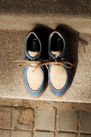 ZAPATO WALLABY SERRAJE AZUL POTRO BEIG LACOMBA IRIS