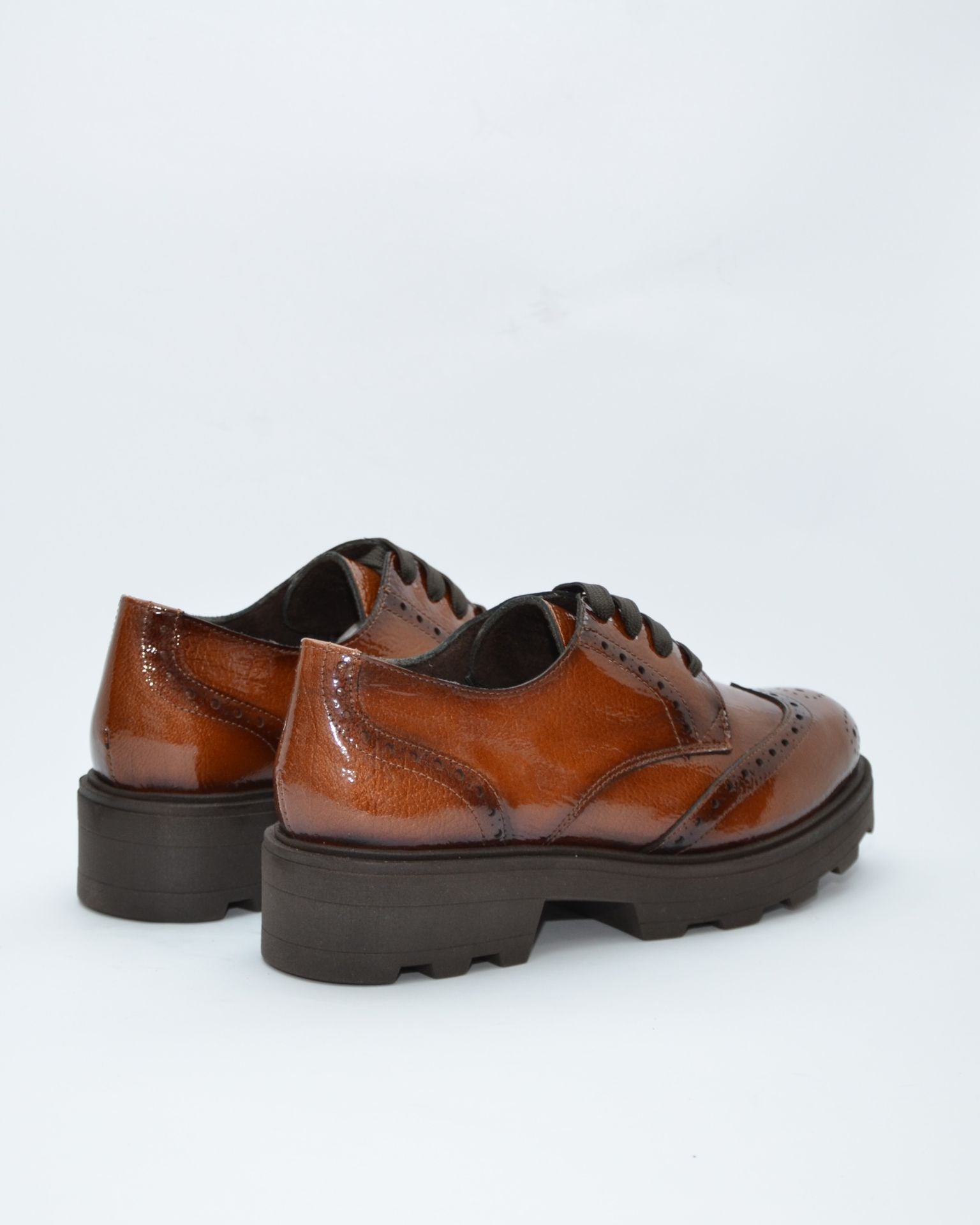 ZAPATO OXFORD MUJER CHAROL CUERO PISO PLATAFORMA