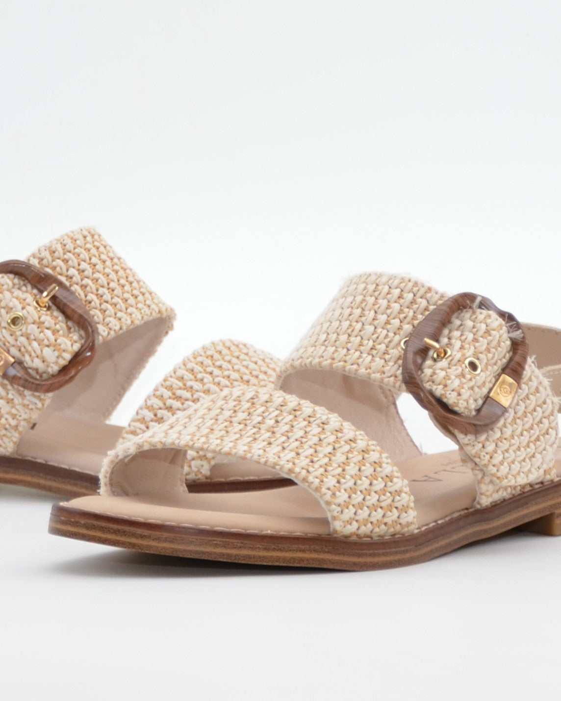 SANDALIA MUJER PLANA BEIGE CON DETALLES EN CUERDA TRENZADA CARMELA 163159