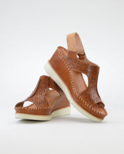 SANDALIA CUÑA MUJER PIEL MICROPERFORADA COLOR BRANDY PIKOLINOS W3Z-1623C1