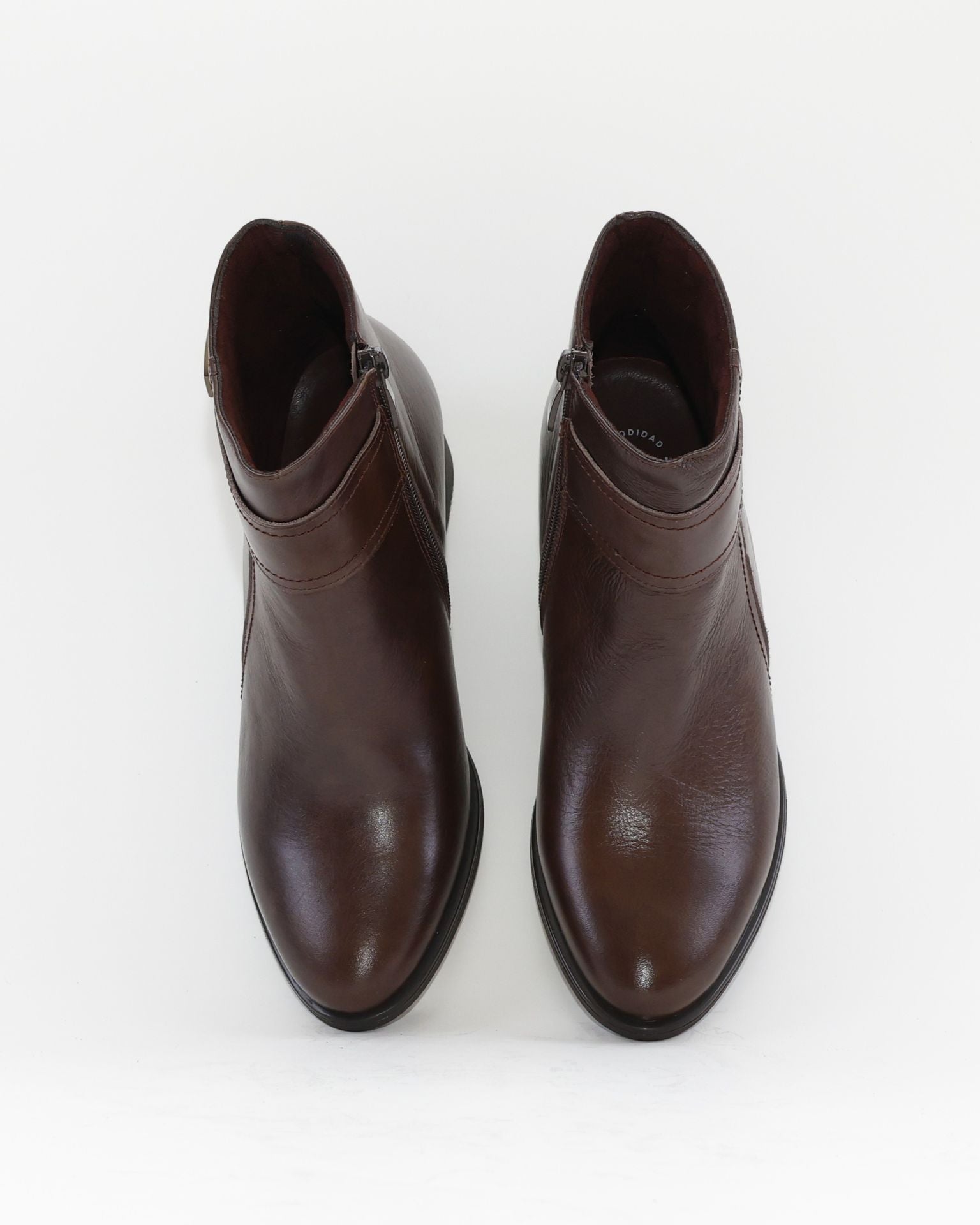 BOTIN MUJER TACON BAJO COLOR MARRON ADORNO METALICO Y CREMALLERA TREINTAS 4619