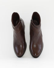 BOTIN MUJER TACON BAJO COLOR MARRON ADORNO METALICO Y CREMALLERA TREINTAS 4619