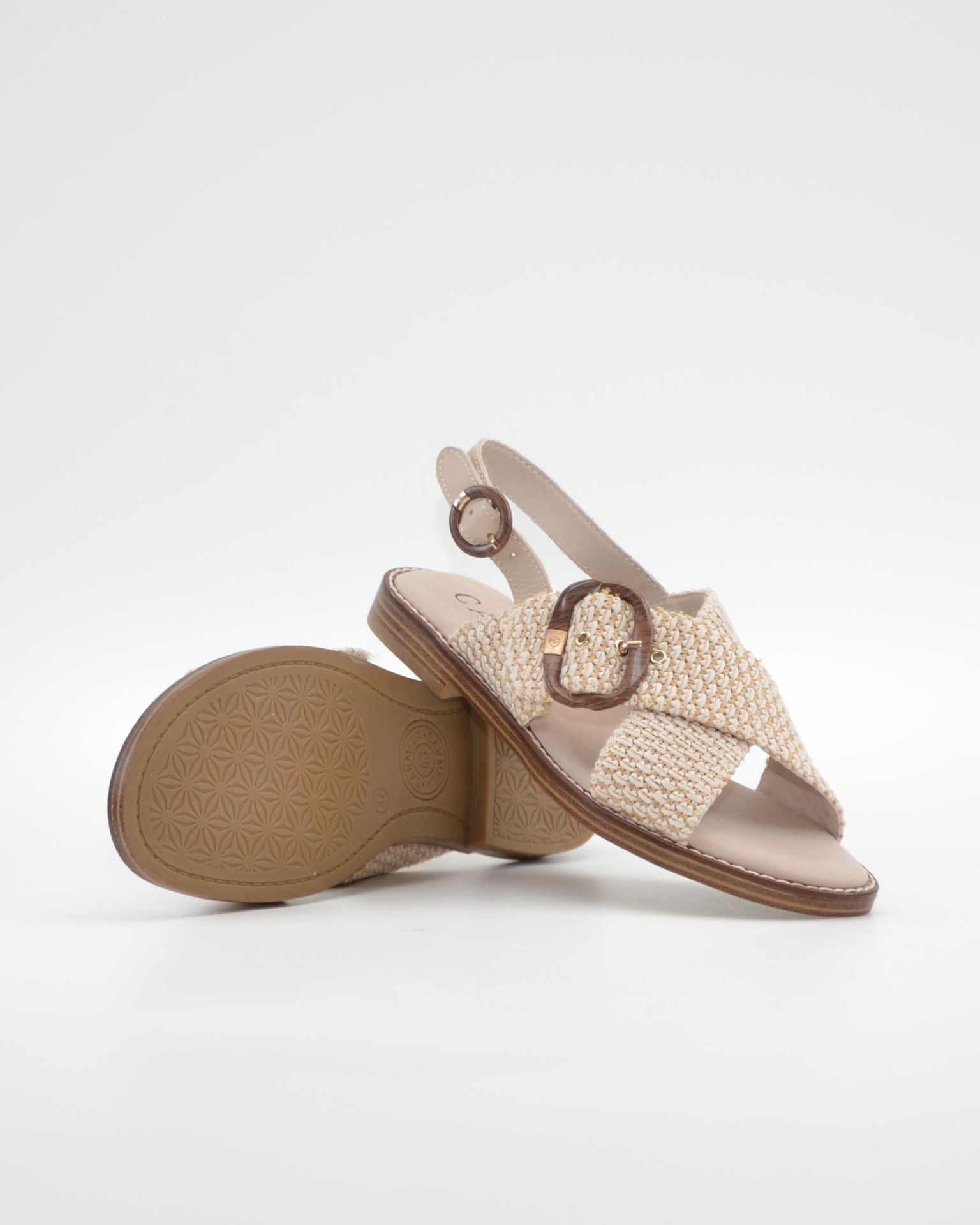 SANDALIA MUJER PLANA BEIGE CON DETALLES EN CUERDA TRENZADA CARMELA 163160