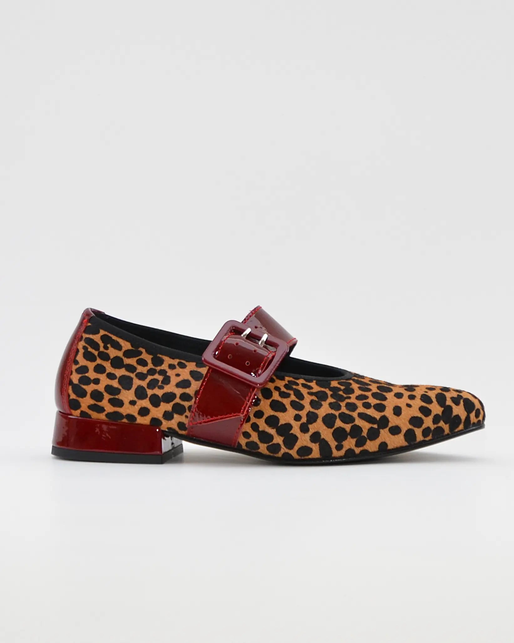 MERCEDITAS MUJER ANIMAL PRINT GUEPARDO CHAROL BURDEOS CON CORREA Y HEBILLA LACOMBA MOSS